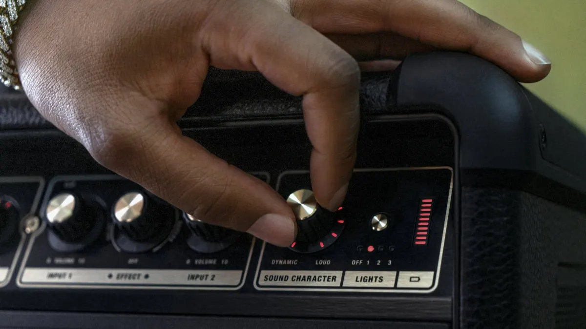 Eine Hand dreht am Regler für den „Sound Character“ am Party-Lautsprecher Marshall Bromley 750.