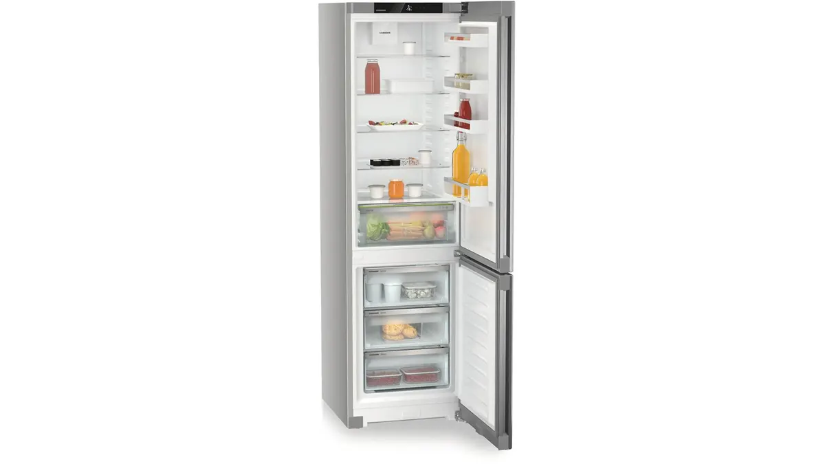 Die Kühl-Gefrierkombination Liebherr KGNsf 57Va03 steht vor einem weißen Hintergrund mit geöffneten Türen.