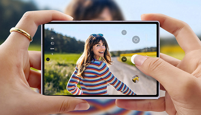 Aufnahme einer Person durch die Kamera eines Galaxy Smartphones auf einem großen Display. 