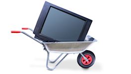 Ein alter Fernseher ist in einer Schubkarre.