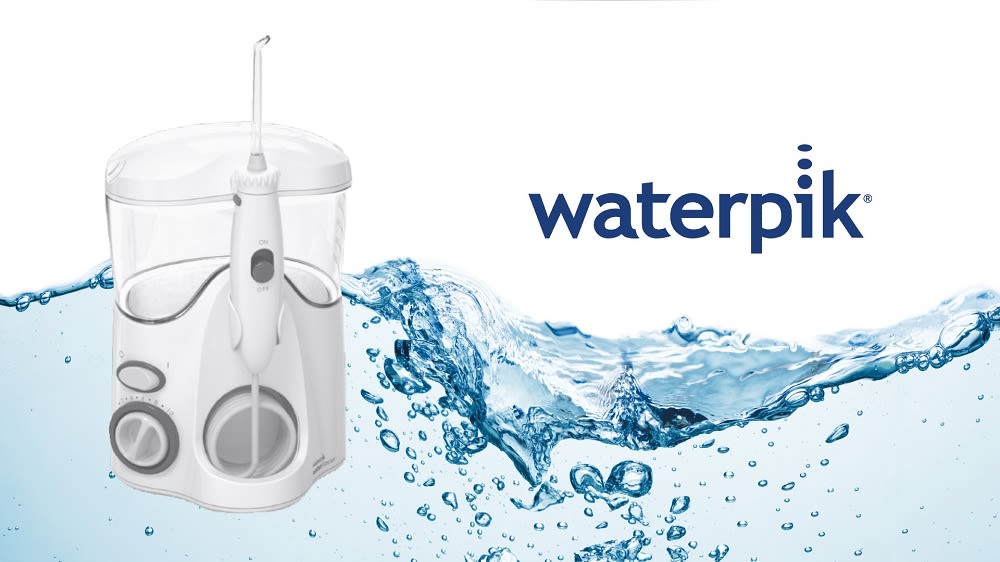 Abbildung der WATERPIK WP-100EU Munddusche mit Logo in blau auf einem fließendem Wasser Hintergrund