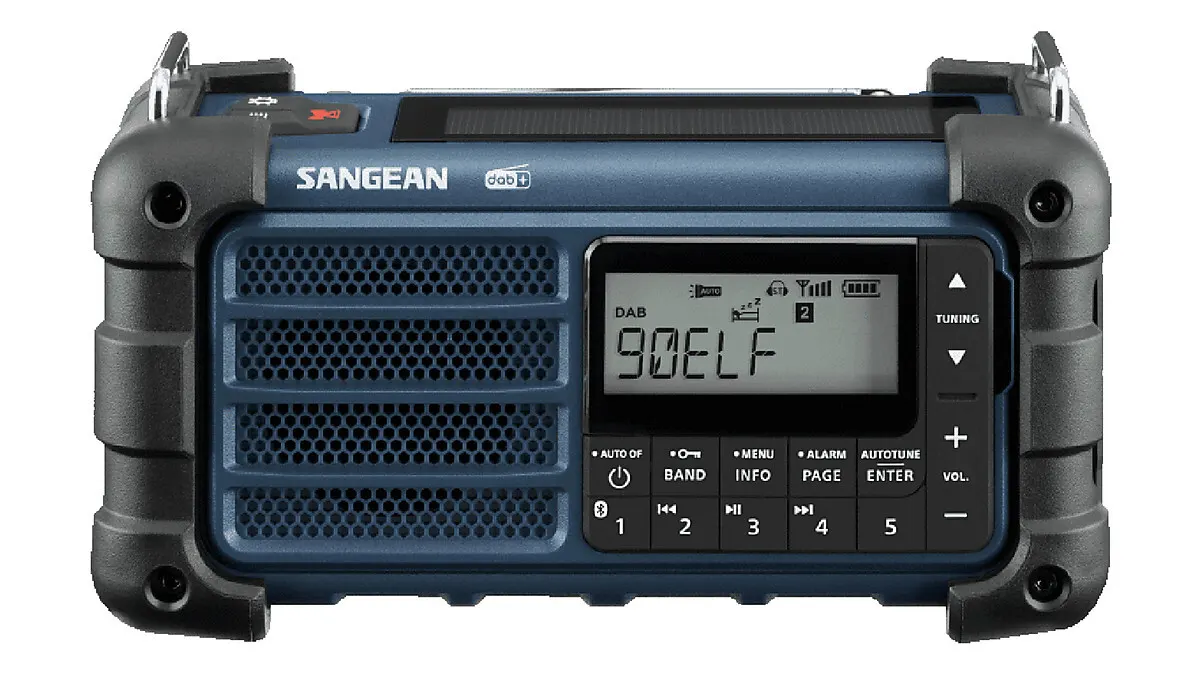 Das Sangean MMR-99 DAB vor weißem Hintergrund.