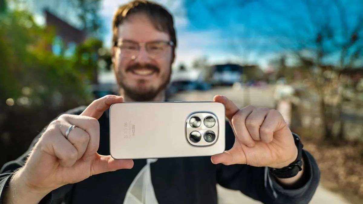 Michael präsentiert die Rückseite des Xiaomi Redmi Note 15 Pro 5G in der Farbvariante Titanium.