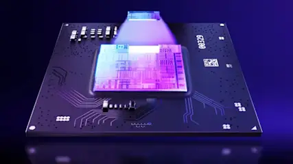 Nahaufnahme einer Computerplatine mit Mikrochip, elektronischen Komponenten und Leiterbahnen auf blauem Hintergrund.