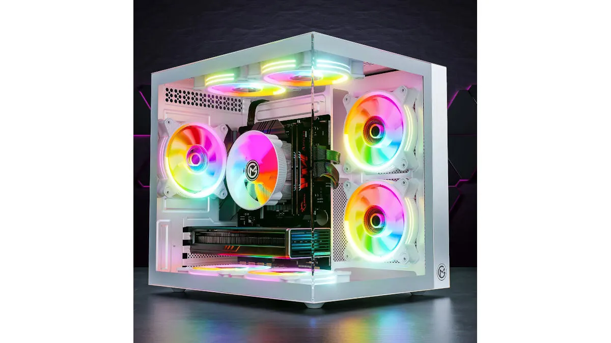 Der Gamemachines HyperCube Snow Edition steht in einem dunklen Raum.