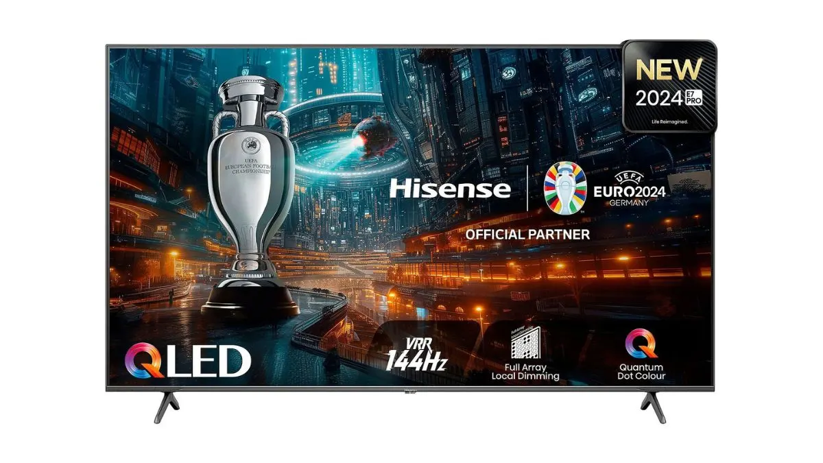 Der Fernseher Hisense 65E77NQ Pro vor weißem Hintergrund.