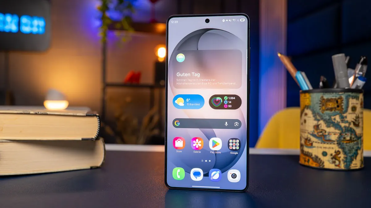 Das Samsung Galaxy S26 Ultra steht mit eingeschaltetem Display auf einem Tisch.