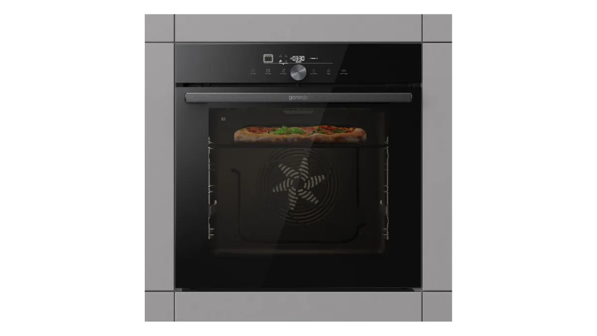 Der Backofen Gorenje GO66E Pizza350C vor weißem Hintergrund.