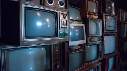 Alte Fernseher sind aufeinander gestapelt