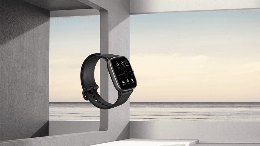AMAZFIT A2018 GTS 2 mini schwebt in Luft in modernem Gebäude mit Ausblick auf das Meer