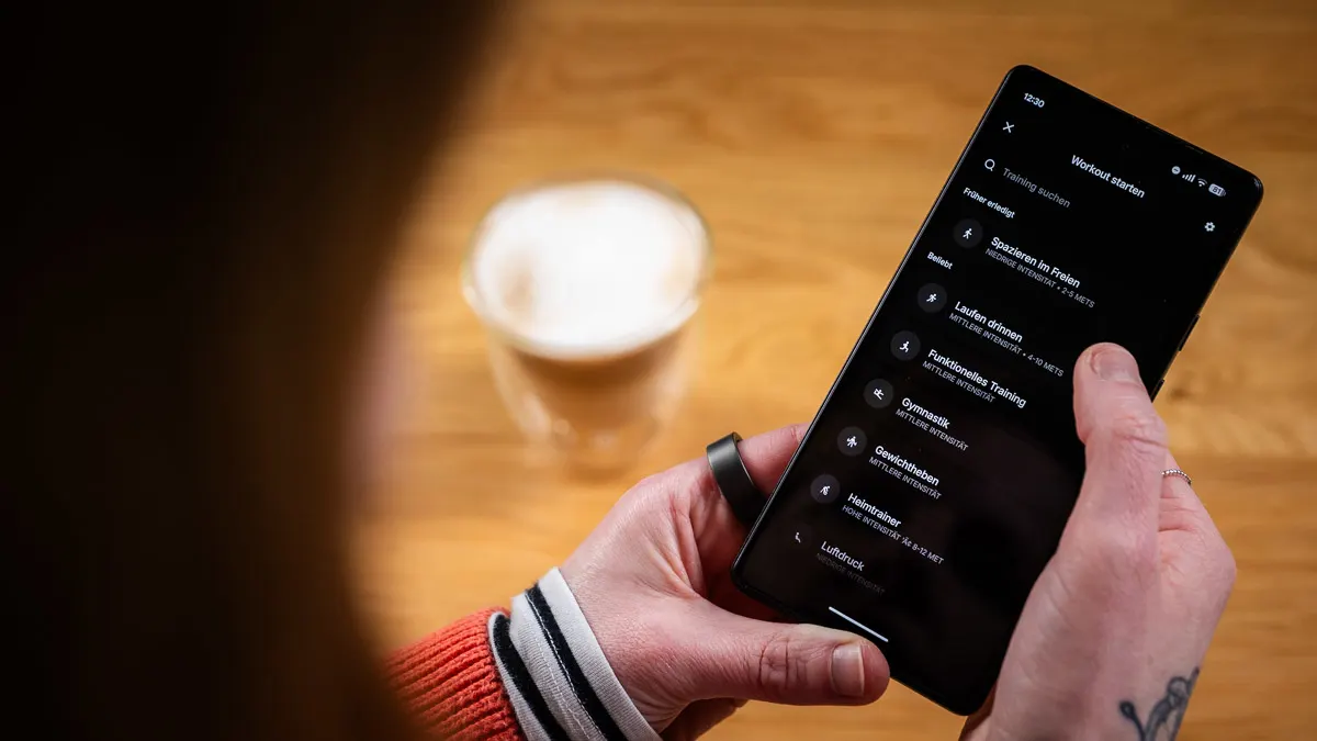 Franzi trägt den Ultrahuman Ring Air am linken Zeigefinger und startet ein Training in der Ultrahuman-App.