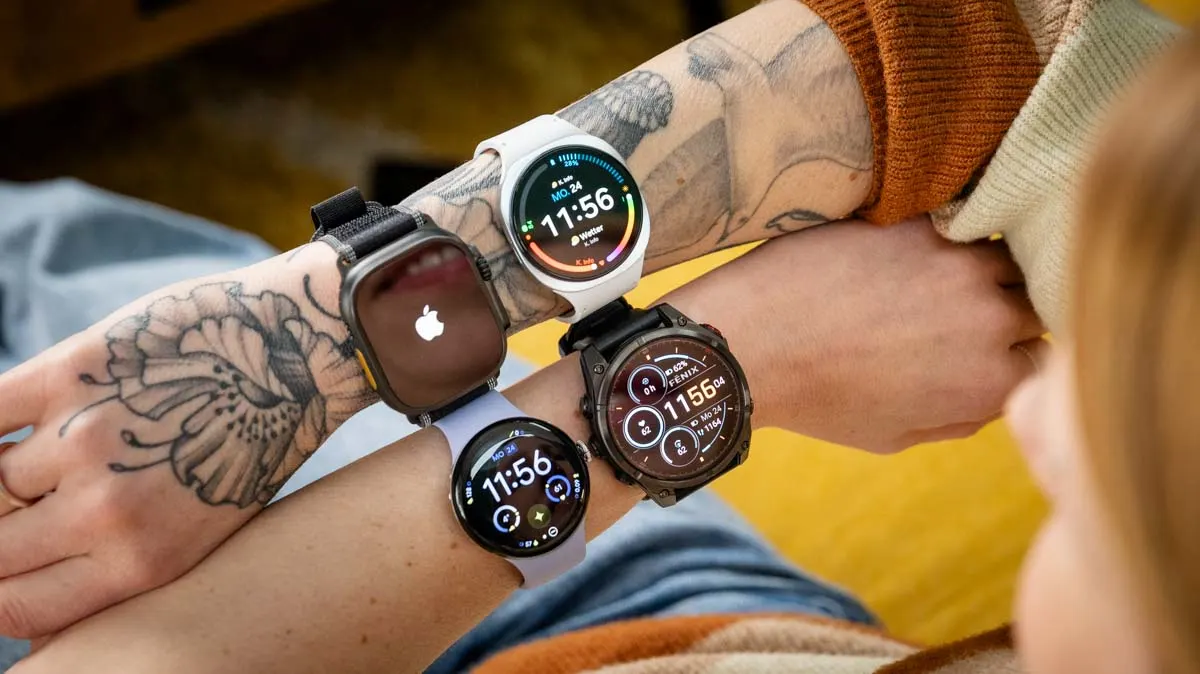 Franzi hält ihre Unterarme nebeneinander – daran trägt sie vier verschiedene Smartwatches.