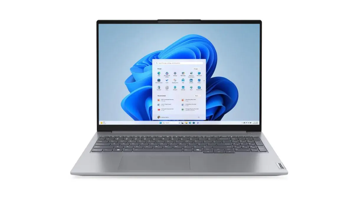 Der Laptop Lenovo Thinkbook 16 G7 ARP vor weißem Hintergrund.