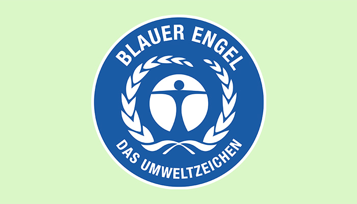Weißes Blauer-Engel-Logo vor blauem, kreisförmigem Hintergrund.