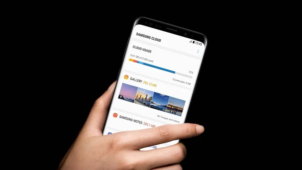 Hand hält ein Smartphone mit der Anzeige des Samsung Cloud Speichers, der zu 72% belegt ist. Eine Galerie ist auch sichtbar.
