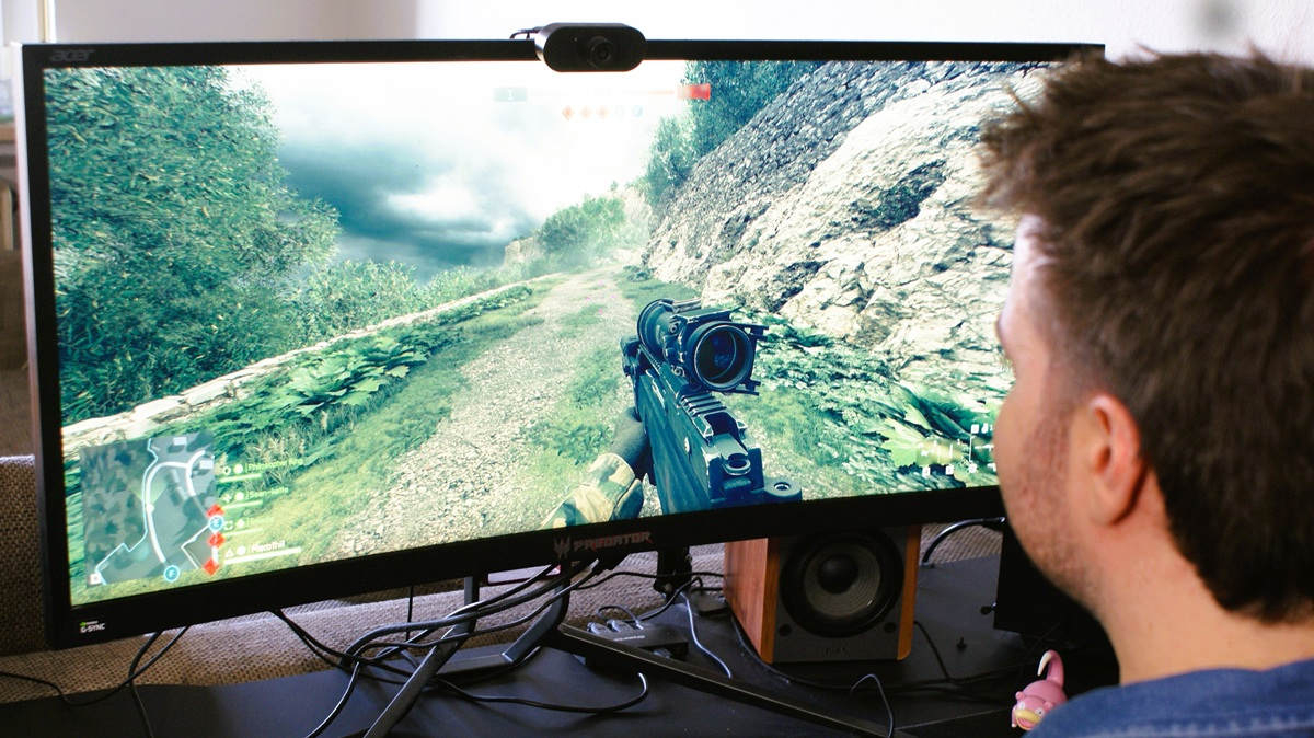 Lukas sitzt am PC und spielt „Battlefield 6“.