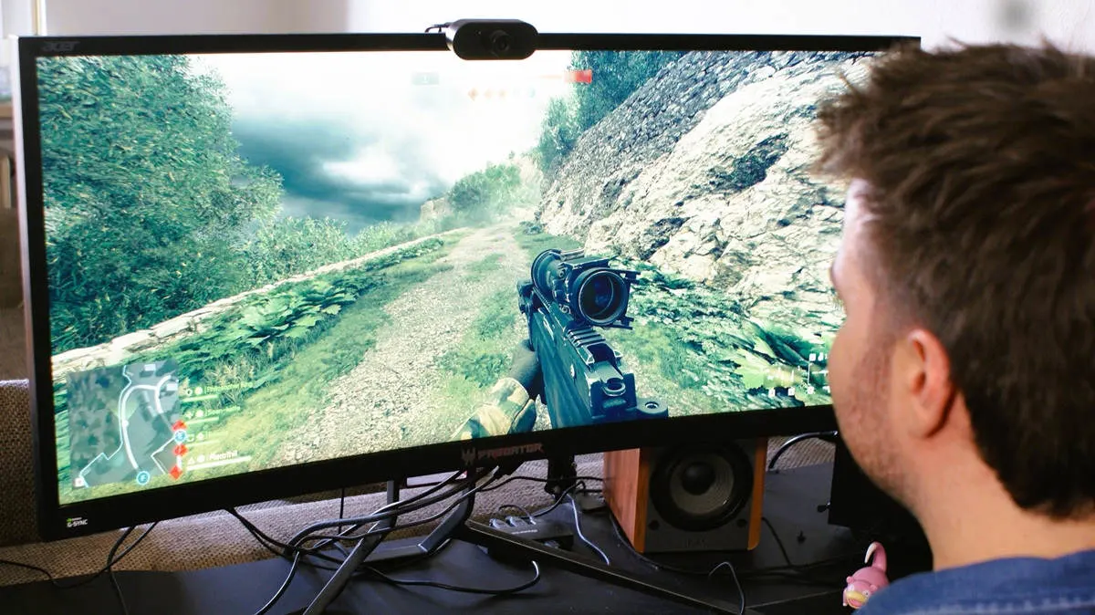 Lukas sitzt am PC und spielt „Battlefield 6“.