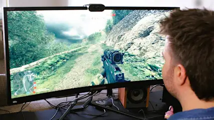 Lukas sitzt am PC und spielt „Battlefield 6“.