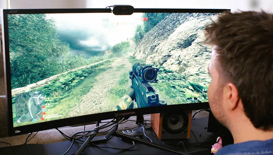 Lukas sitzt am PC und spielt „Battlefield 6“.