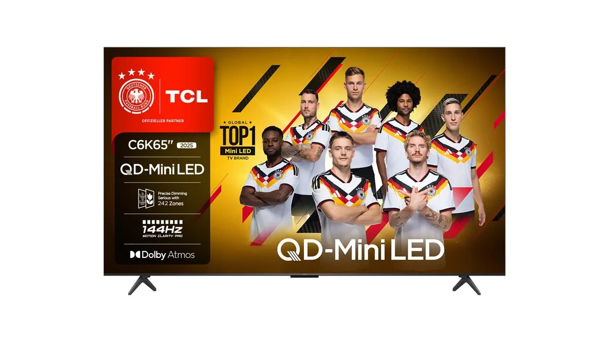 Der Fernseher TCL 65C6K vor einem weißen Hintergrund.