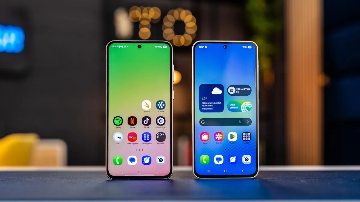 Die Samsung-Smartphones Galaxy A36 und Galaxy A56 stehen mit eingeschaltetem Display auf einem Tisch.