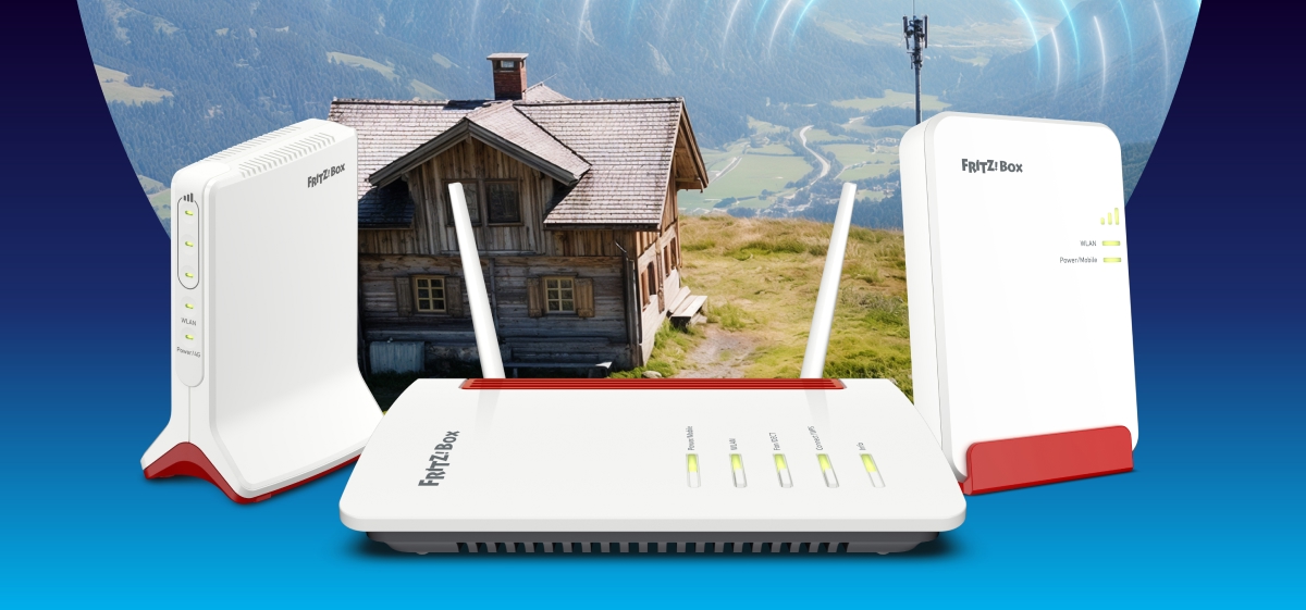 Drei weiße FRITZ!Box-Router mit roten Akzenten stehen auf einer blauen Fläche im Vordergrund. Im Hintergrund sieht man eine Landschaft.
