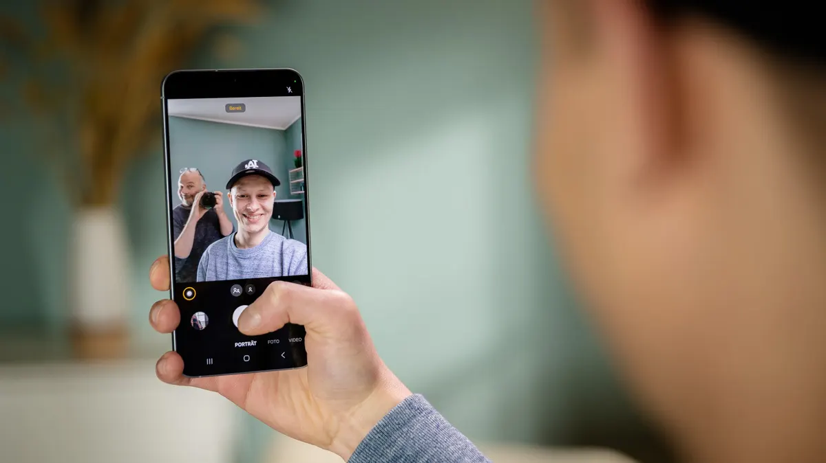 Alex macht ein Selfie mit dem Samsung Galaxy S25 FE. Auf dem Livebild erkennt man ihn und seinen Kollegen Oliver.