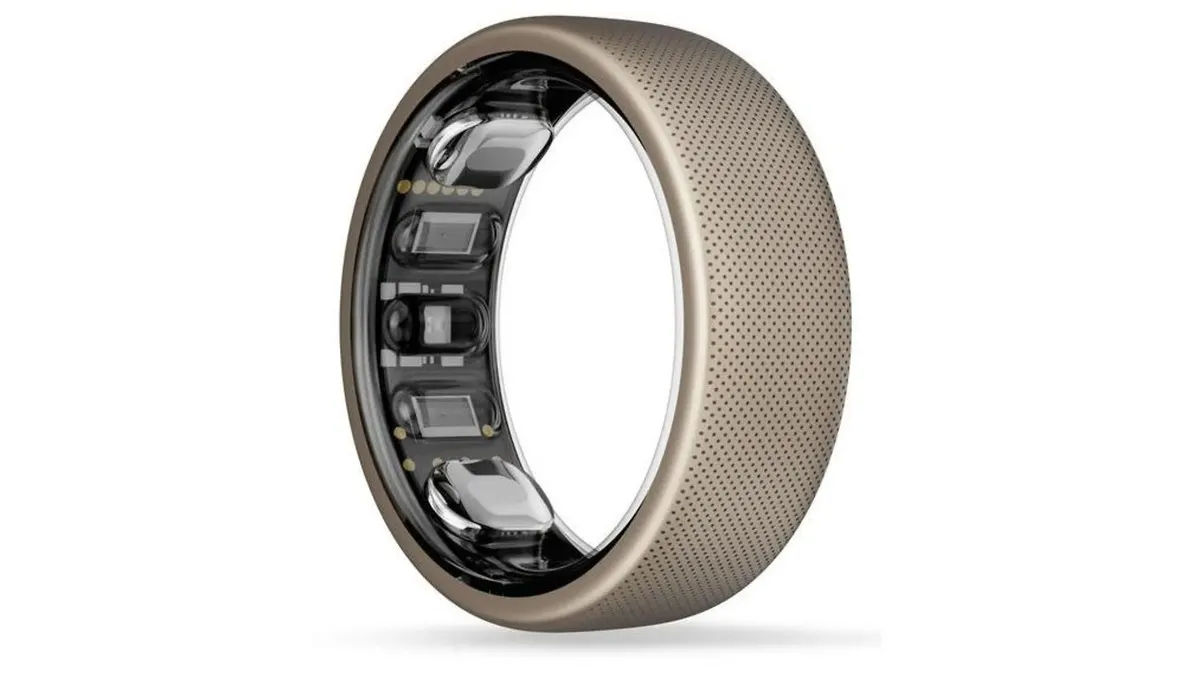 Der Amazfit Helio Ring vor weißem Hintergrund. Einige Sensoren an der Innenseite des Rings sind sichtbar.
