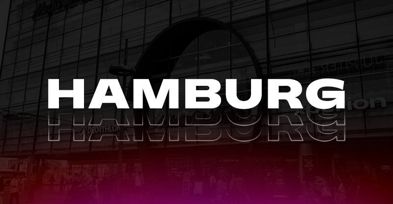 Glasgebäude mit rotem Media Markt-Logo und Schriftzug "Xperion". Menschen gehen vor dem Gebäude entlang.