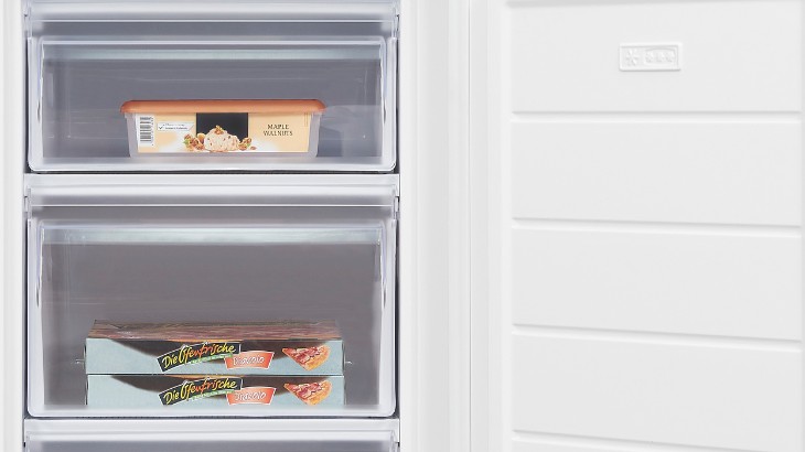 Ein offener, weißer Gefrierschrank mit zwei Schubladen. Die obere Schublade enthält Eis, die untere Tiefkühlpizza. Die Tür ist rechts.