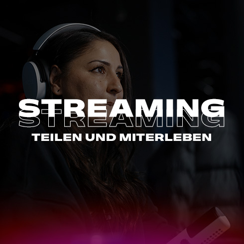 Ein Mann mit Hoodie tippt auf einer Tastatur vor einem Mikrofon und einer Neonreklame. Text "Streaming, Podcasts, Events & mehr".