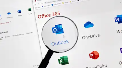 Office 365-Seite mit App-Symbolen wird durch eine Lupe mit dem Outlook-Symbol vergrößert. Excel, OneDrive und Word sind auch sichtbar.