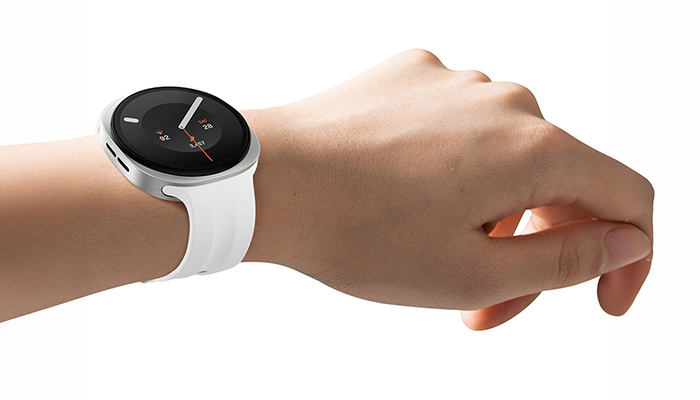 Galaxy Watch9 am Handgelenk mit minimalistischem Zifferblatt. Leichtes Design und hoher Tragekomfort für den ganzen Tag. 