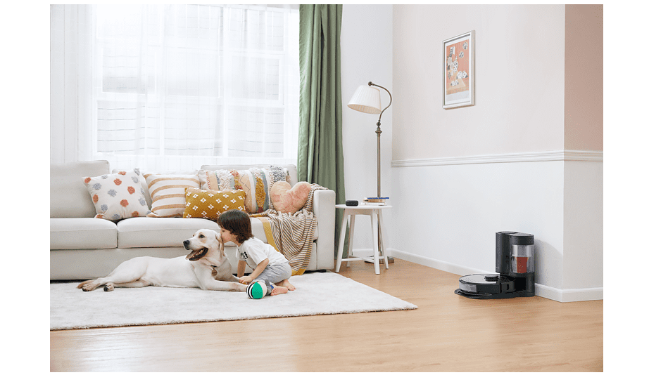 Ein Kind spielt mit einem Hund im Wohnzimmer