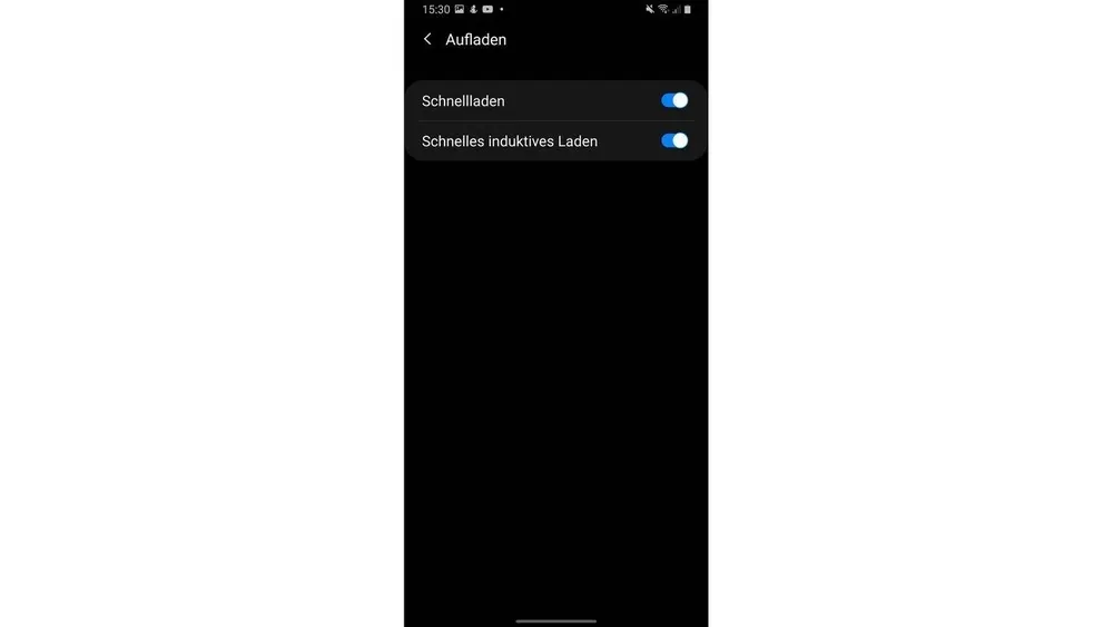 Ein Smartphone-Bildschirm zeigt die Ladeeinstellungen: Schnellladen und schnelles induktives Laden sind aktiviert. Der Hintergrund ist schwarz.