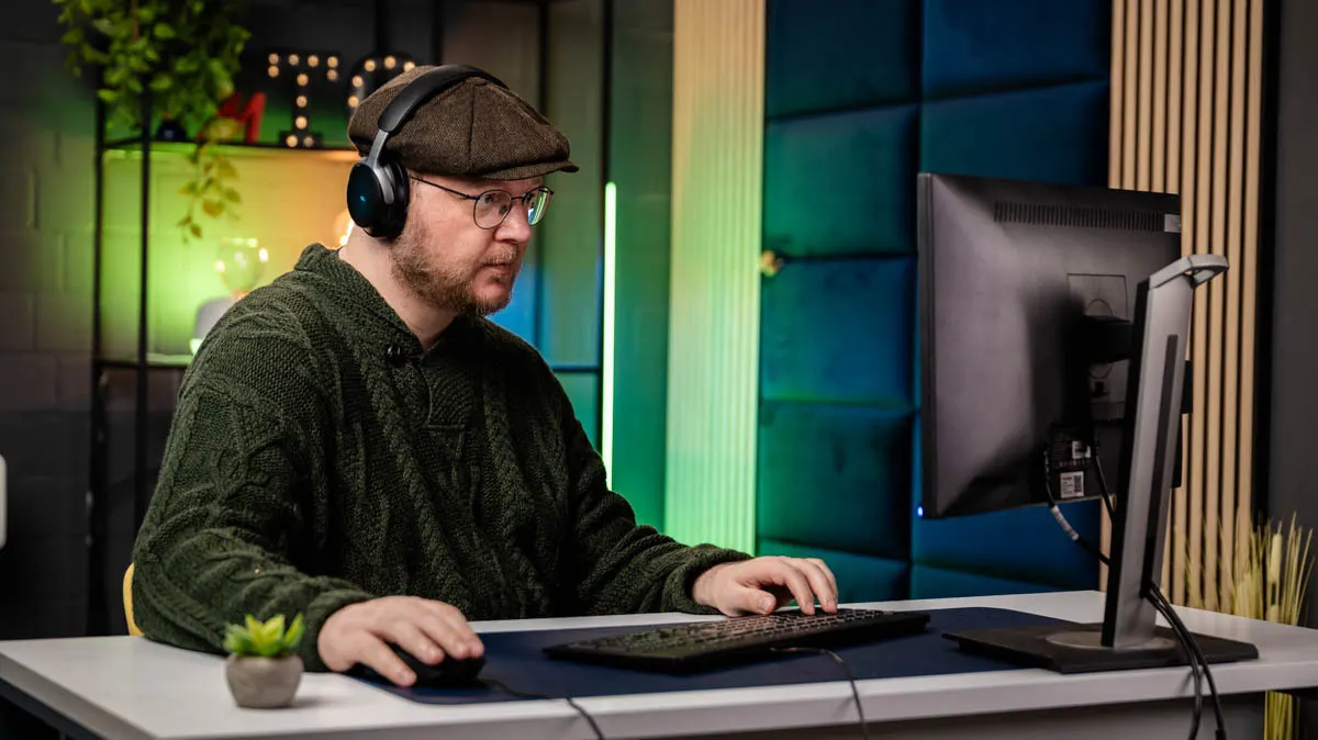 Andreas sitzt mit einem genervten Gesichtsausdruck vor einem PC-Monitor.