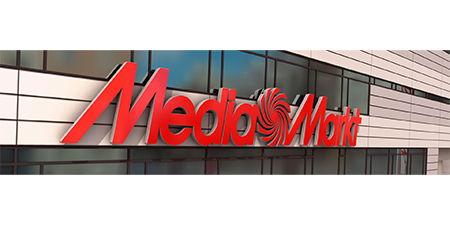 Rote "MediaMarkt" Buchstaben auf einem Gebäude mit Fensterfront und horizontalen weißen Linien.