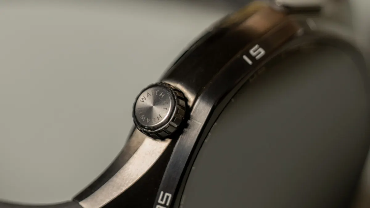 Die drehbare Krone der Huawei Watch GT 6 Pro im Detail, zu erkennen ist die Gravur Huawei Watch.
