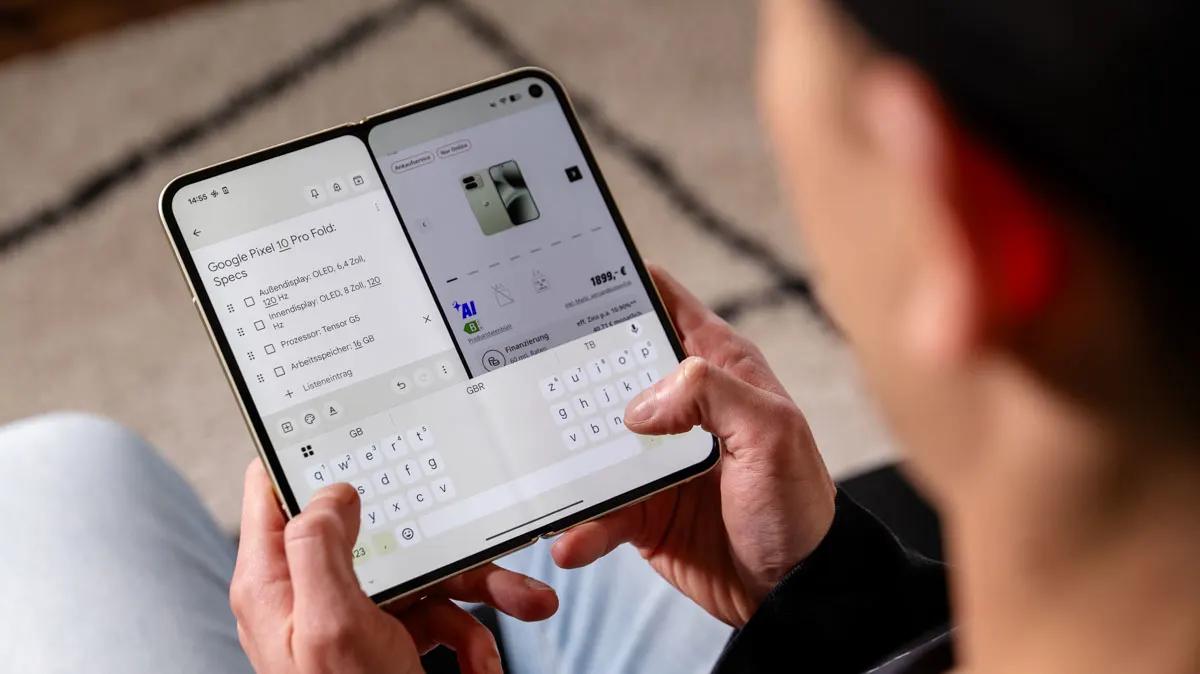 Alex arbeitet auf dem Google Pixel 10 Pro Fold im Splitscreen-Modus mit zwei Apps und schreibt auf der Foldable-optimierten Tastatur.