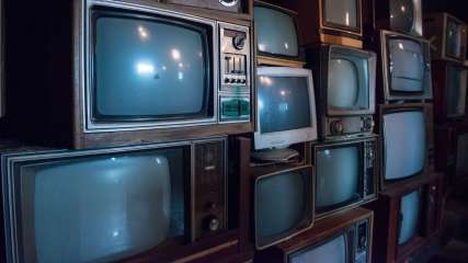 Alte Fernseher sind übereinander gestapelt.