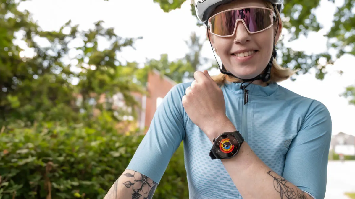Franzi trägt Fahrradkleidung und hält den linken Arm mit der Huawei Watch GT 6 Pro am Handgelenk hoch.
