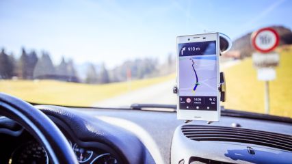 Handy dient als Navigation beim Autofahren 