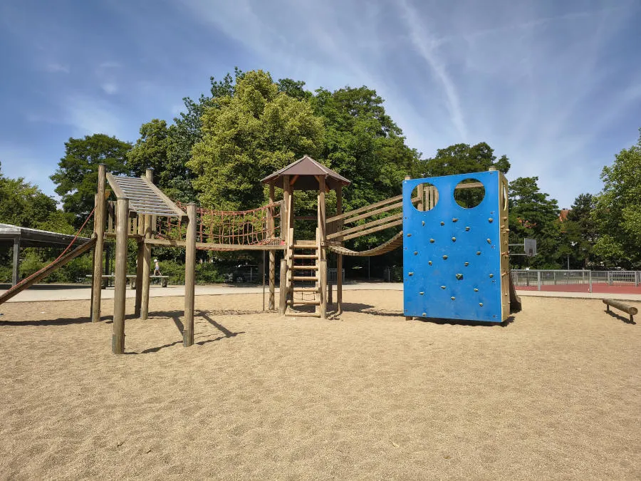 Ein Spielplatz mit unterschiedlichen Spielgeräten.