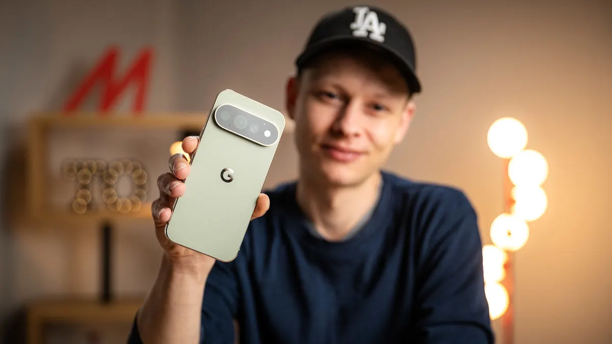 Alex hält das Google Pixel 11 Pro mit der Rückseite in die Kamera.
