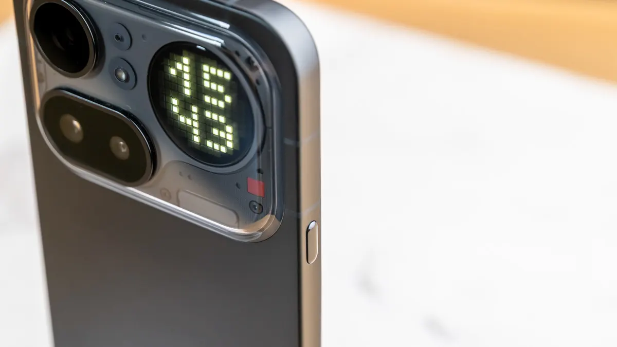 Das Nothing Phone (4a) Pro im Profil. Am Rahmen erkennst du den Essential Key, eine Taste zum Aufrufen des KI-Hubs Essential Space.