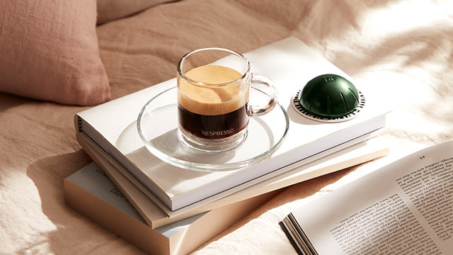 Kaffetasse auf einem Buch