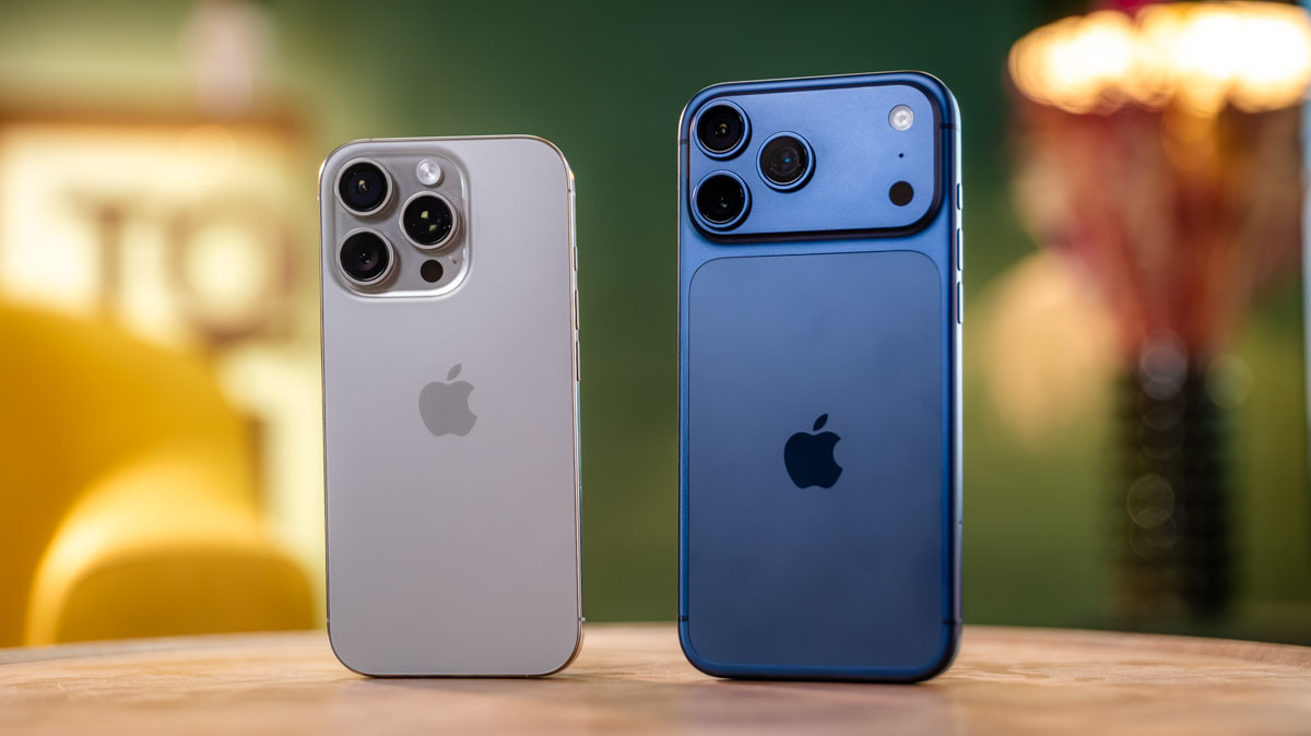 Das iPhone 16 Pro  steht links neben dem iPhone 17 Pro Max auf einem Tisch.
