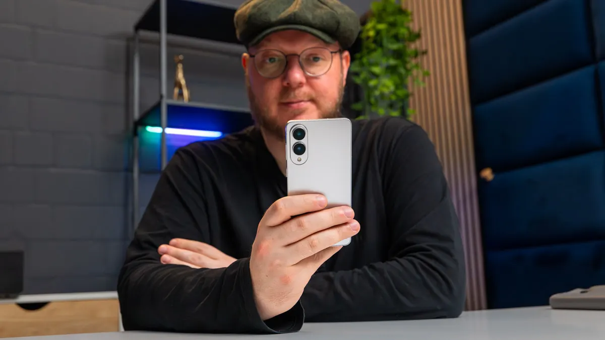 Andreas blickt auf das Display des Galaxy S25 Edge.