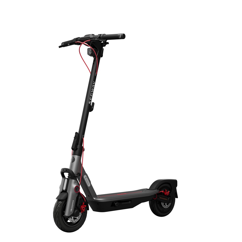 Zwei SEGWAY Ninebot F3 Pro D E-Scooter in Grau-Schwarz auf nasser Pflasterstraße