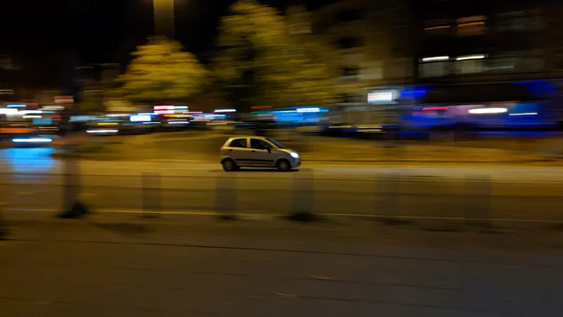 Ein sich bewegendes Auto auf der Straße in der Nacht